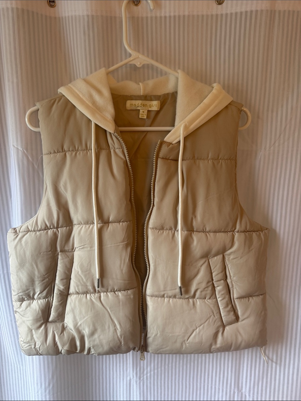 madden girl Hooded Puffer Vest in Beige Size Medium Like New